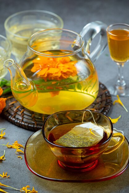 Concepto de tratamiento de té de hierbas de caléndula, limón, miel.
