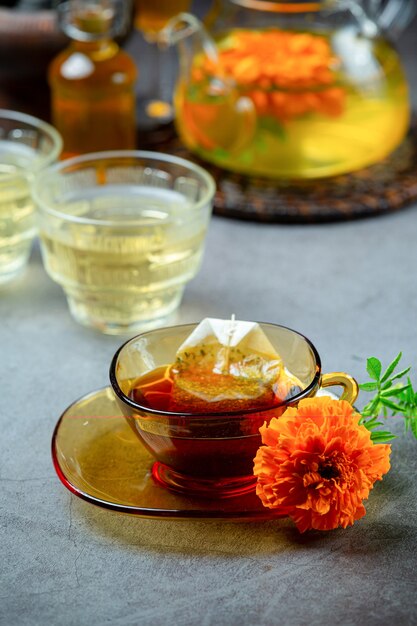 Concepto de tratamiento de té de hierbas de caléndula, limón, miel.