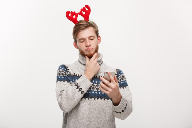 Concepto de vacaciones y estilo de vida Joven apuesto hombre con barba tomándose un selfie o hablando cara a cara con un amigo