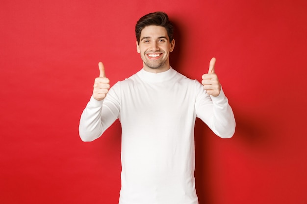 Concepto de vacaciones de invierno navidad y estilo de vida retrato de hombre guapo satisfecho en sudor blanco ...