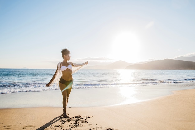 Concepto de vacaciones con mujer en la playa