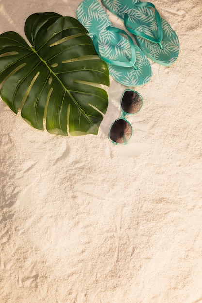 Concepto de vacaciones tropicales con chanclas azules.