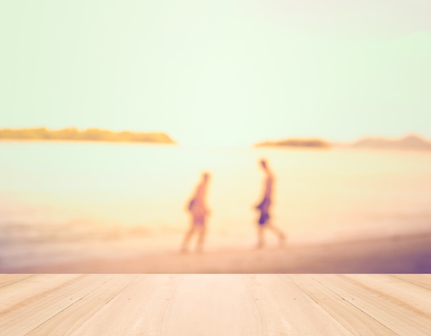 Foto gratuita concepto de vacaciones de verano - perspectiva de madera y silueta de los ac
