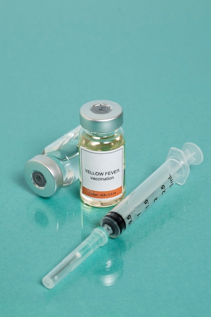 Concepto de vacuna contra la fiebre amarilla alto ángulo