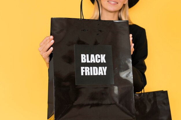 Concepto de venta de viernes negro mujer y bolso negro