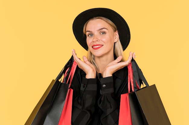 Concepto de venta de viernes negro mujer sonriente con sombreros