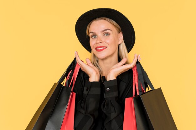 Concepto de venta de viernes negro mujer sonriente con sombreros