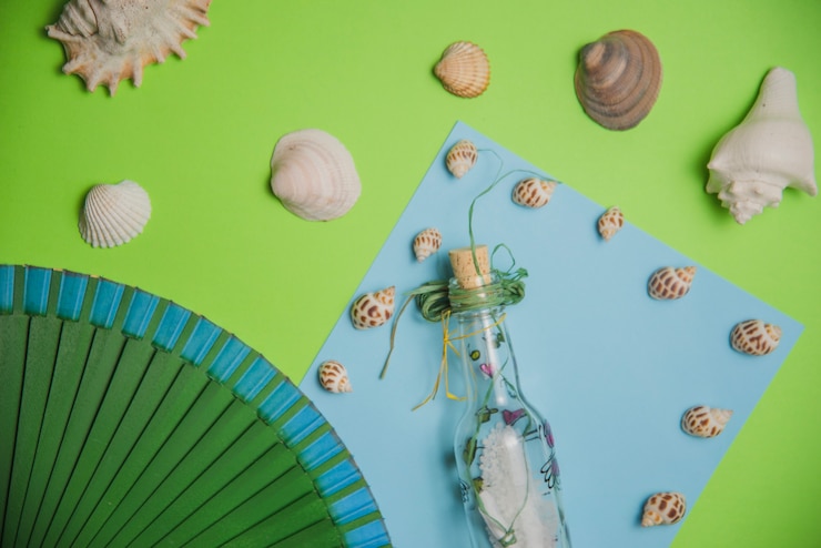 Foto gratuito concepto de verano con botella en papel