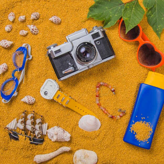 Concepto de verano con cámara y crema de sol