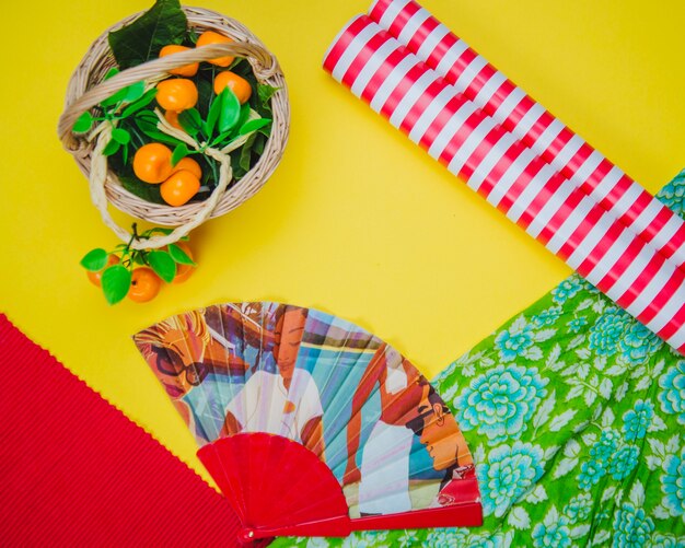 Concepto de verano con cesta de naranjas