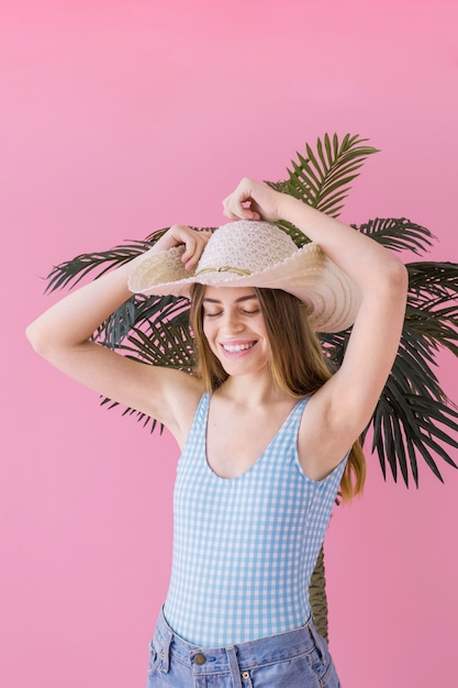 Foto gratuita concepto de verano con chica enfrente de palmera