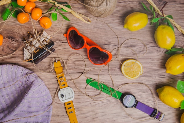 Concepto de verano con limones y relojes