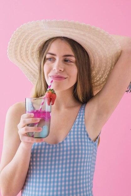 Concepto de verano con mujer bebiendo cóctel