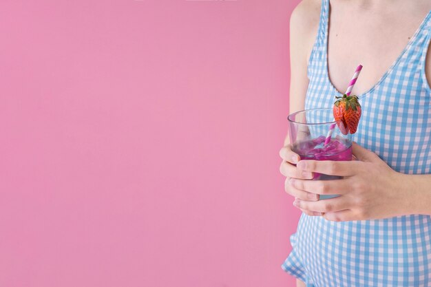 Concepto de verano con mujer sujetando cóctel