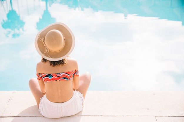 Foto gratuita concepto de verano y piscina con mujer de detrás