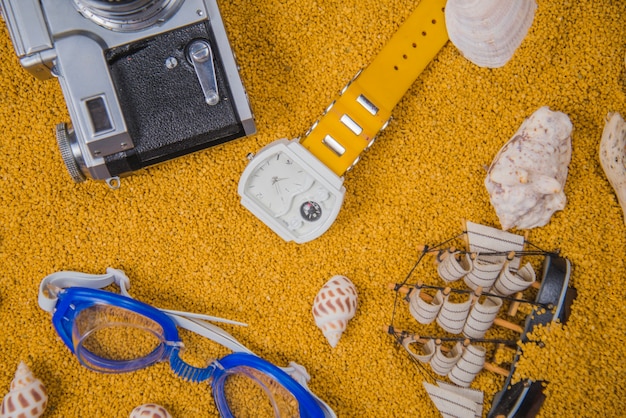 Foto gratuita concepto de verano con reloj y gafas de buceo