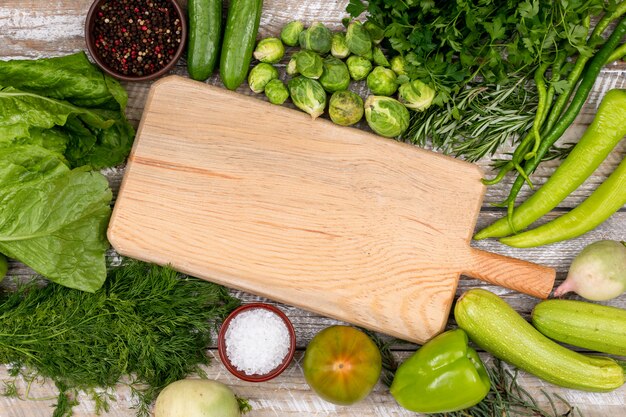 concepto de verduras verdes en tabla de cortar de madera