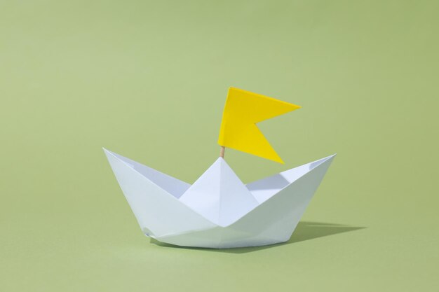 Concepto de viaje y aventura con barco de papel.