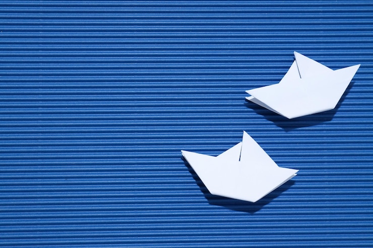 Foto gratuito concepto de viaje y aventura con barcos de papel.