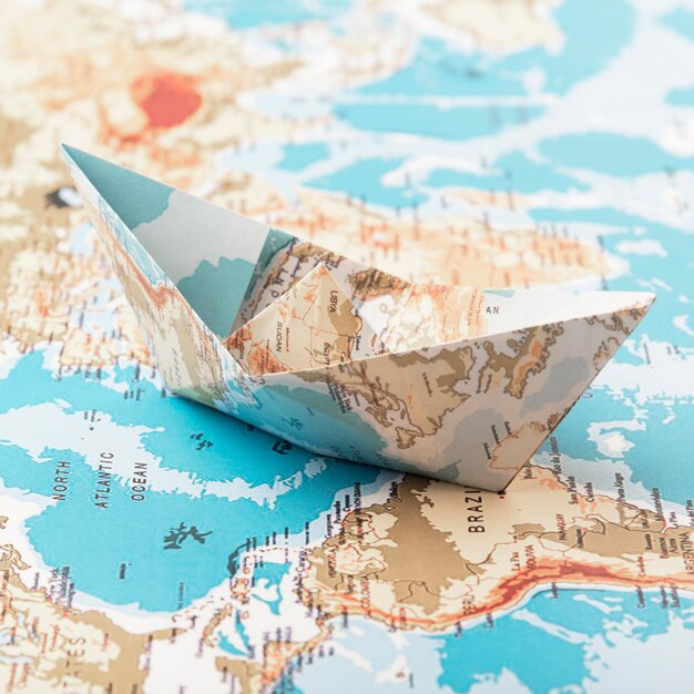Concepto de viaje con barco de papel.