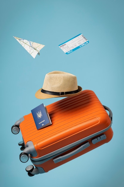 Concepto de viaje con equipaje y sombrero.
