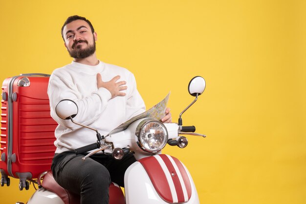 Concepto de viaje con hombre sonriente sentado en motocicleta con maleta en él mapa de puntos en amarillo