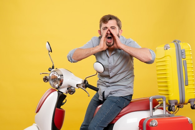 Concepto de viaje con joven barbudo emocional sentado en moto llamando a alguien en amarillo