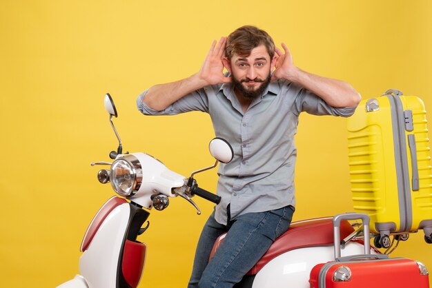 Concepto de viaje con joven barbudo emocional sentado en la motocicleta y escuchando los últimos chismes en amarillo