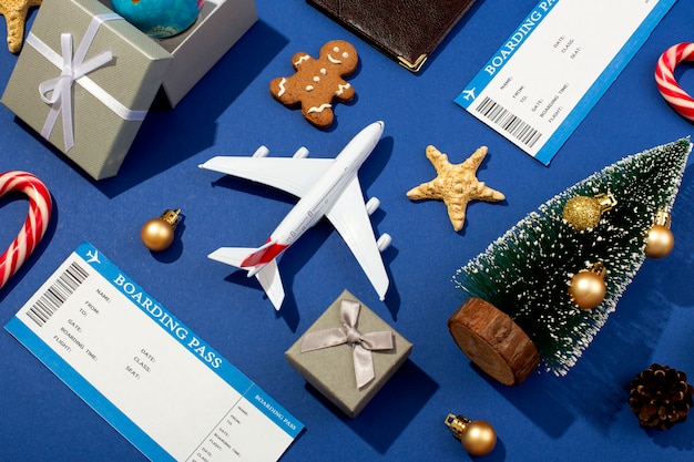 Concepto de viaje navideño con avión