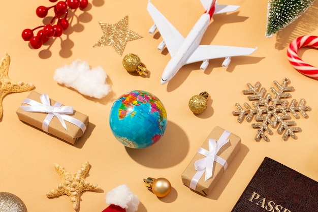 Concepto de viaje navideño con avión