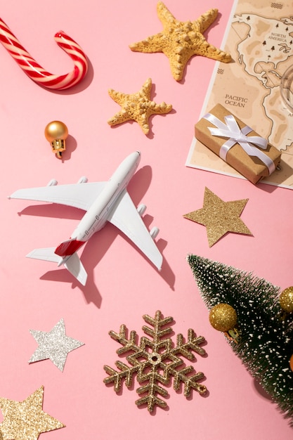 Concepto de viaje navideño con avión