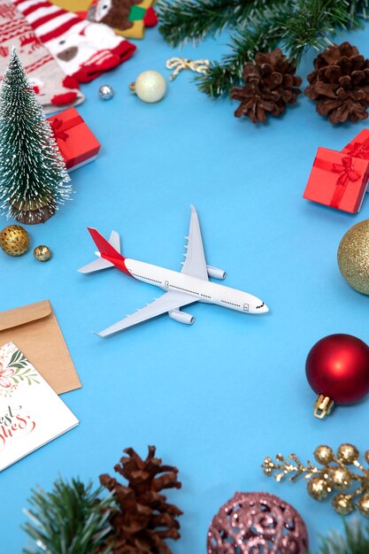 Concepto de viaje navideño con avión