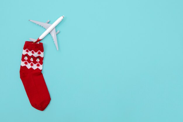 Concepto de viaje navideño con avión