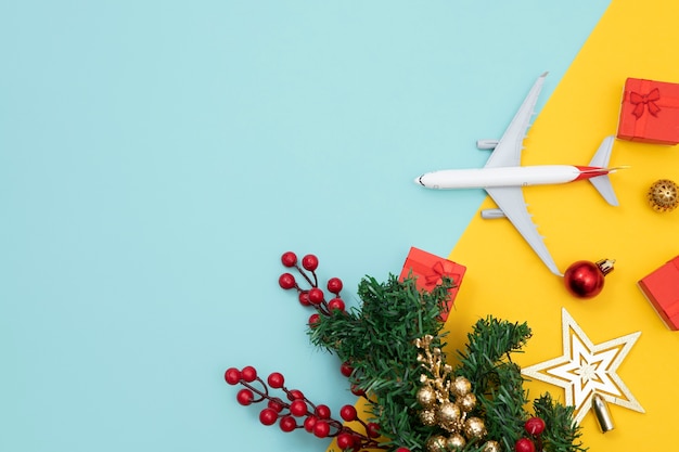 Concepto de viaje navideño con avión