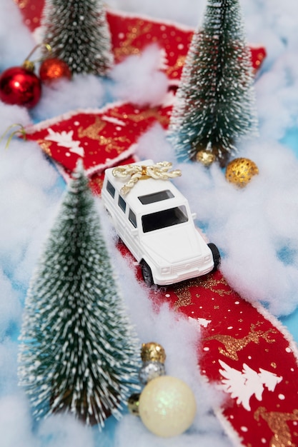 Concepto de viaje navideño con coche