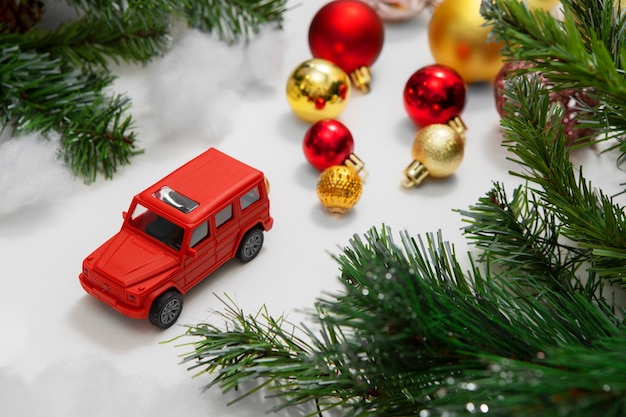 Concepto de viaje navideño con coche