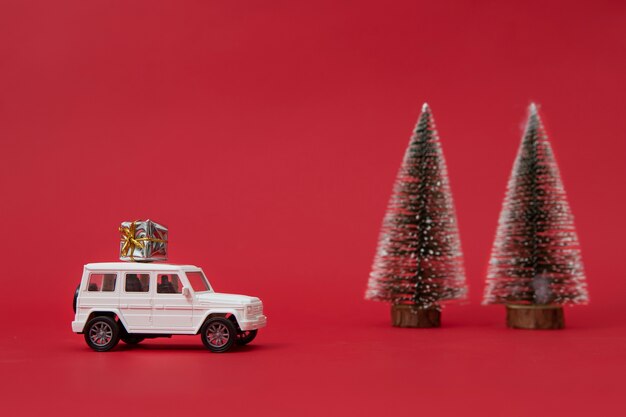 Concepto de viaje navideño con coche