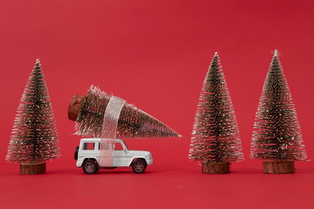 Concepto de viaje navideño con coche