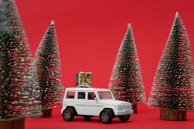 Concepto de viaje navideño con coche