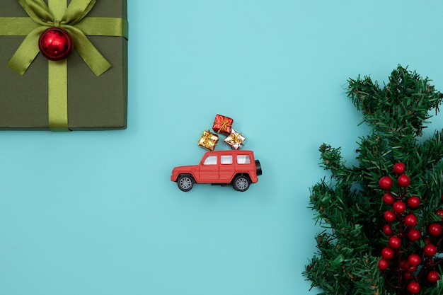 Concepto de viaje navideño con coche