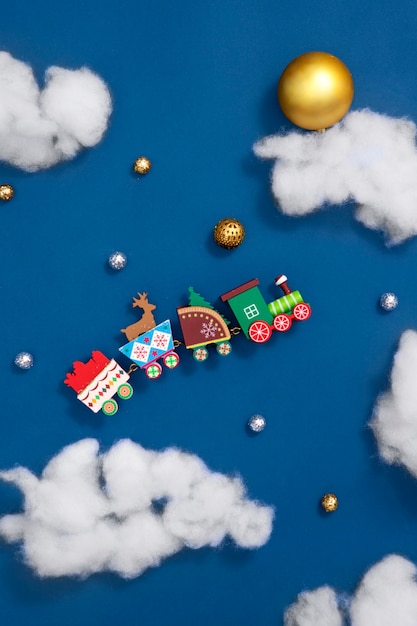 Foto gratuita concepto de viaje navideño con juguetes.
