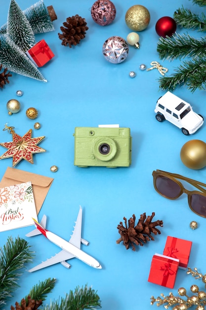 Concepto de viaje navideño con polaroid