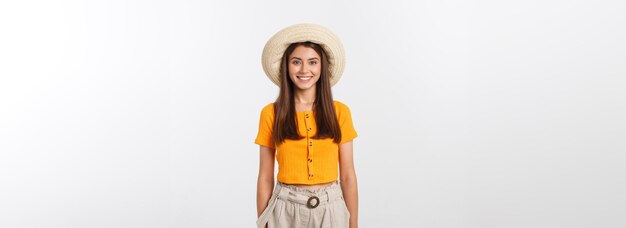Concepto de viaje primer plano retrato joven hermosa chica atractiva con sombrero de moda y blanco sonriente b