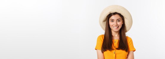 Foto gratuita concepto de viaje primer plano retrato joven hermosa chica atractiva con sombrero de moda y blanco sonriente b