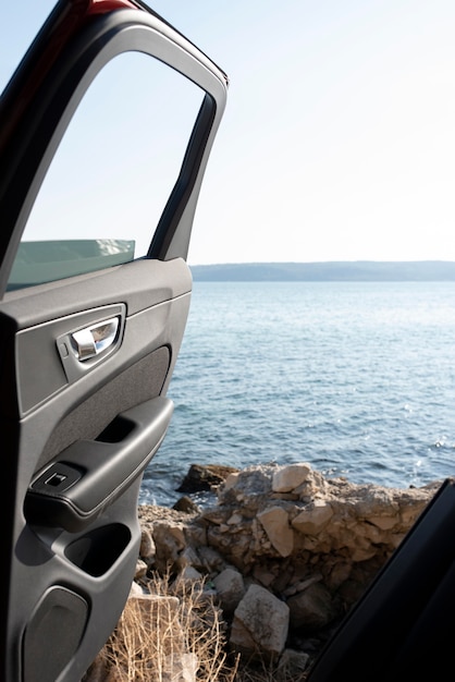 Concepto de viaje con puerta de coche.