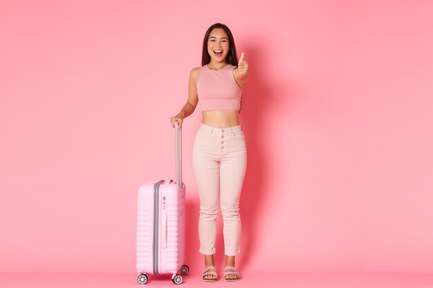 Concepto de viaje, vacaciones y vacaciones. Alegre sonriente, atractiva chica asiática en ropa de verano