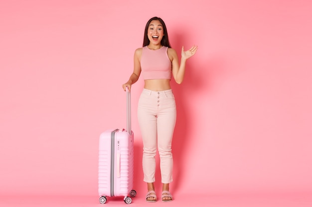 Concepto de viaje, vacaciones y vacaciones. Chica asiática alegre glamour en ropa de verano