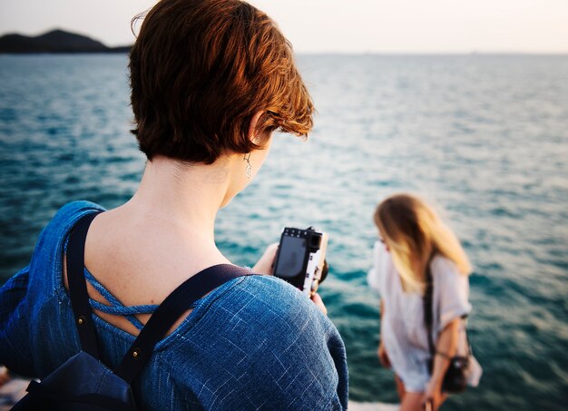 Concepto de viaje de viaje de mujeres jóvenes