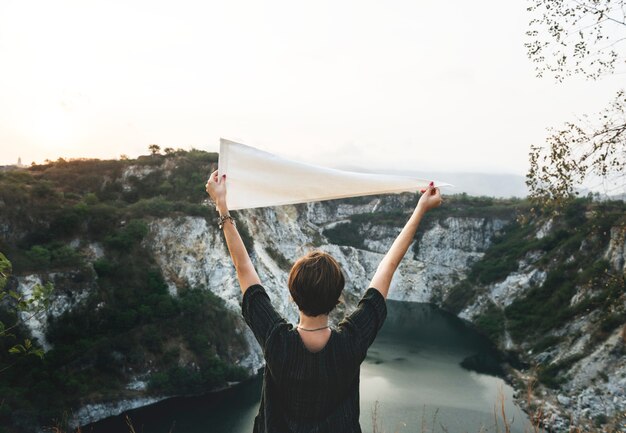 Concepto de viaje de viajero de mujer joven