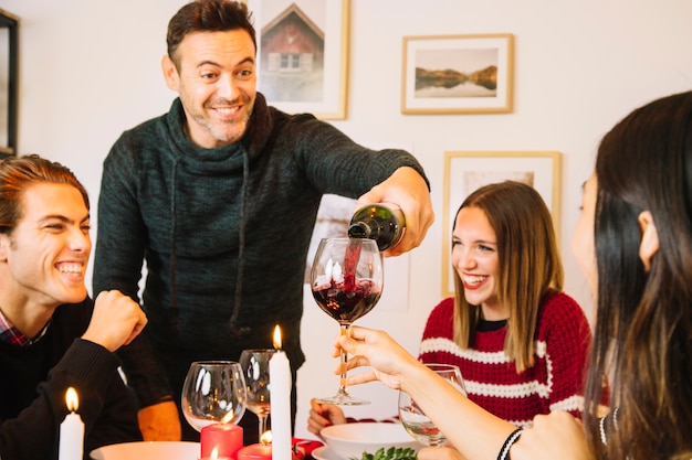 Concepto de vino en cena de navidad